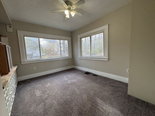 Building Photo - 2 Bedroom Must See!