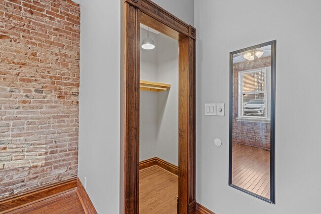 Building Photo - Charming 2 Bedroom Apartment in Benton Par...