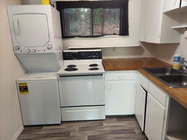 Building Photo - 2 Bedroom 1 Bathroom