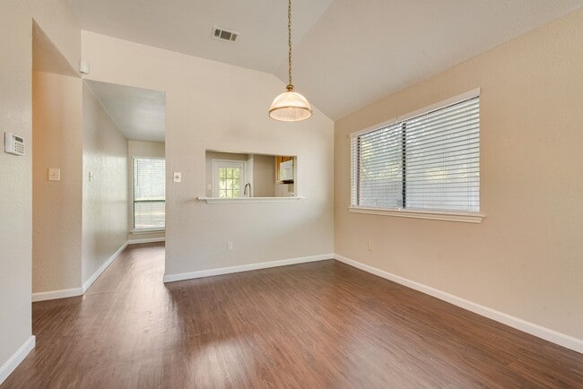 Building Photo - 208 E Denton Dr