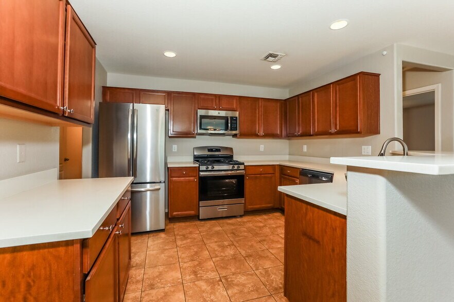 Building Photo - 1126 E Daniella Dr