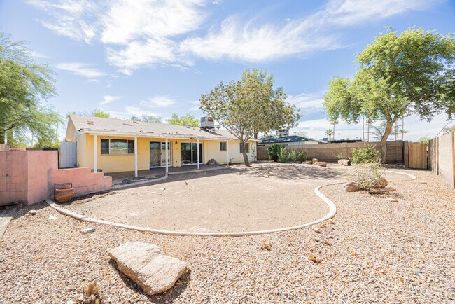 Building Photo - 2812 S Cottonwood Dr