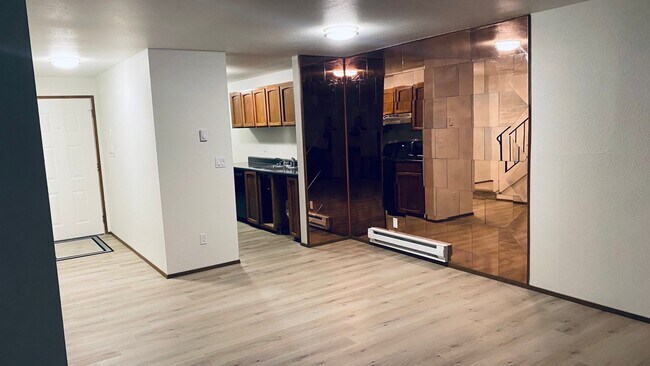 Building Photo - Cute and Quaint Updated Federal Way Condo