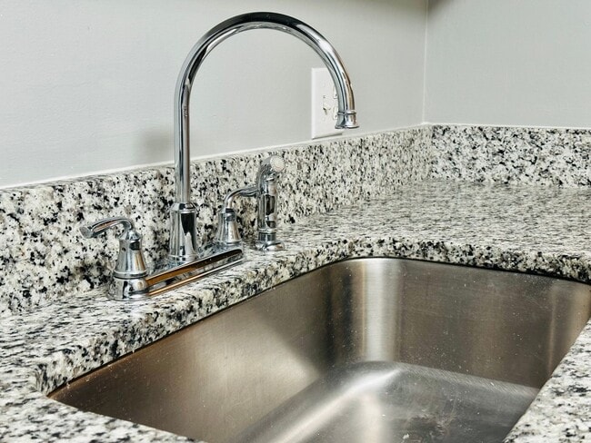 Building Photo - Newly Renovated 2 Bed, 2.5 Bath Chapel Hil...