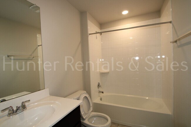 Building Photo - Modern Style Three Bedroom Home