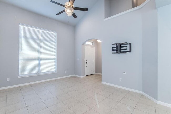 Building Photo - 921 Medina Wy