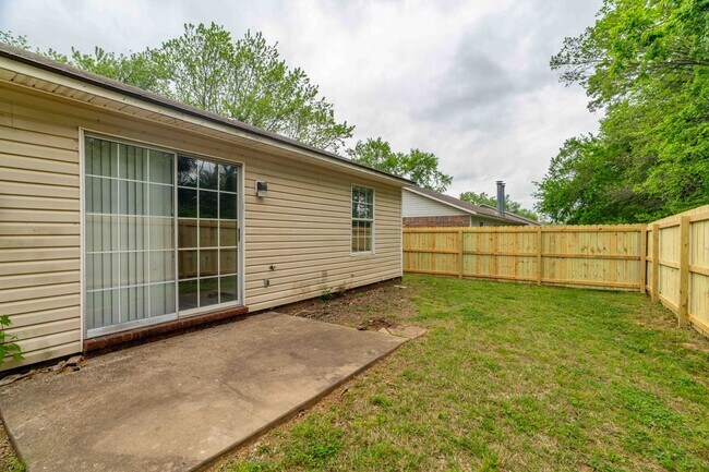 Building Photo - Newly remodeled 3 Bed 2 Bath Duplex!! Fenced yard!