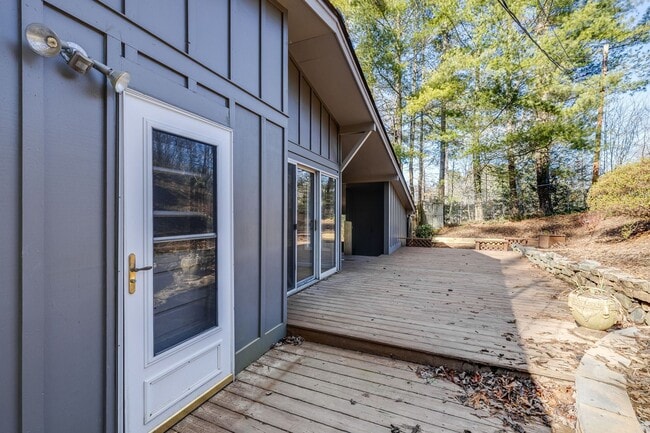 Building Photo - Updated 2-Bedroom Home in Gorgeous Woodland Hills (Landscaping Included)