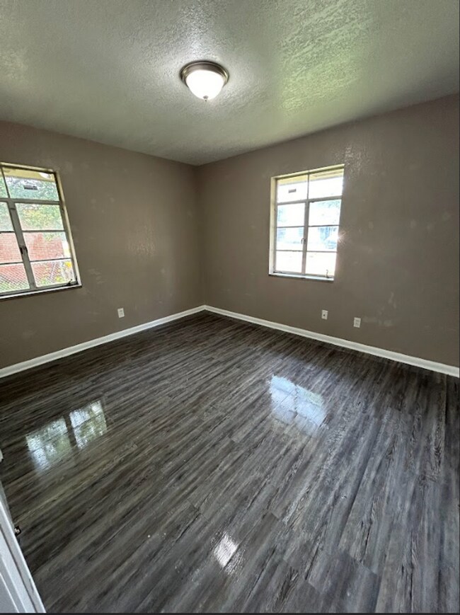 Building Photo - Cute 4 Bedroom Home