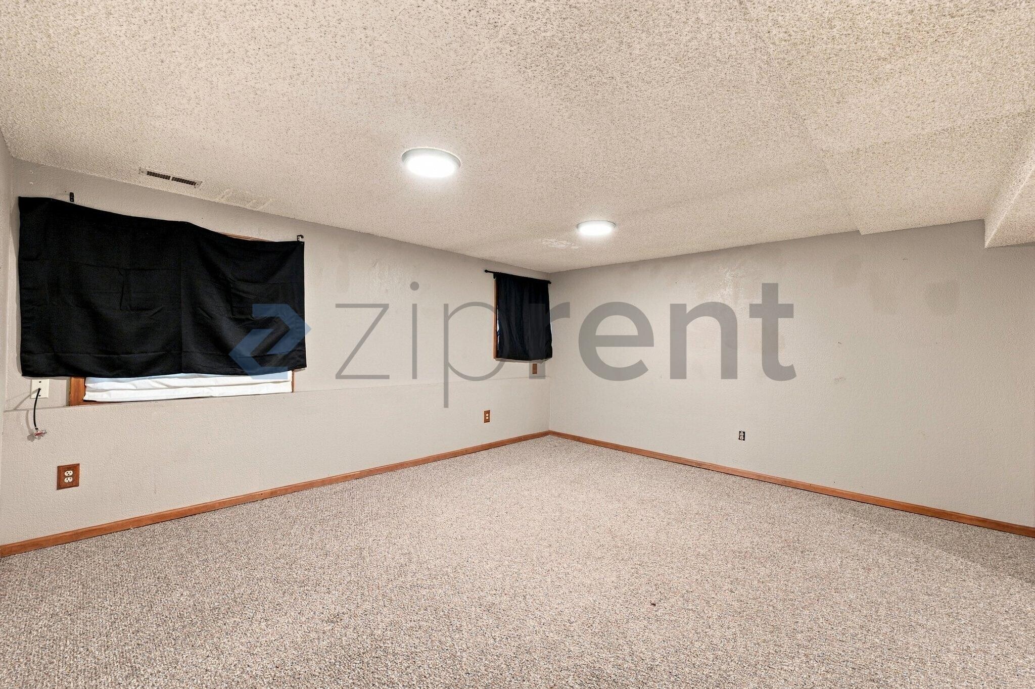 Building Photo - Unit