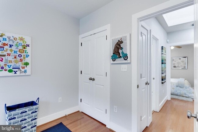Building Photo - Gorgeous Rowhome Walking Distance to Colum...