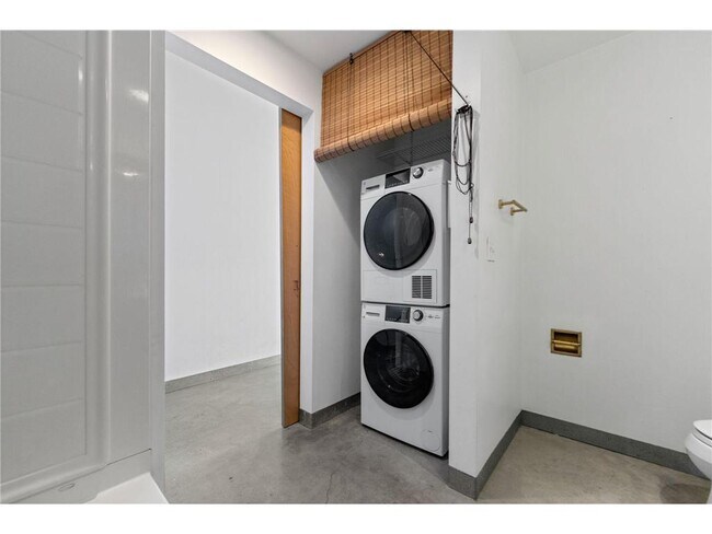 Building Photo - 700 N Washington Ave