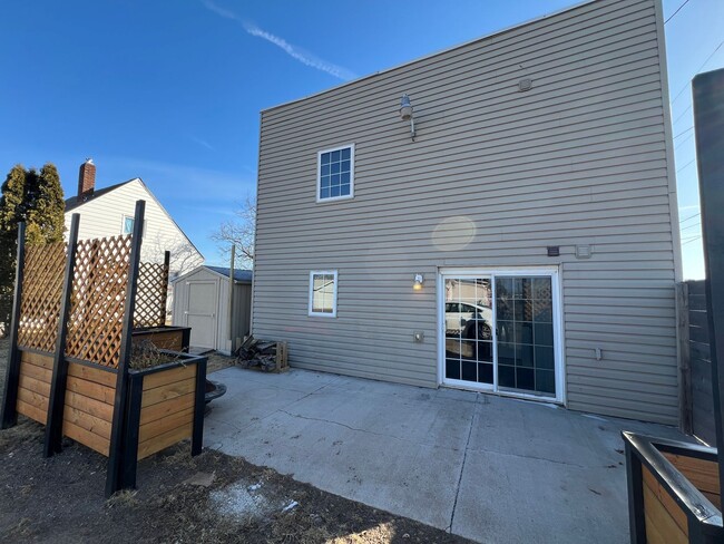 Building Photo - Industrial Style 3 Bedroom Home AVAILABLE JUNE!!!