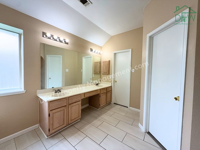 Building Photo - Charming Single-Story Home with Fireplace & Island Kitchen in Cedar Hill!