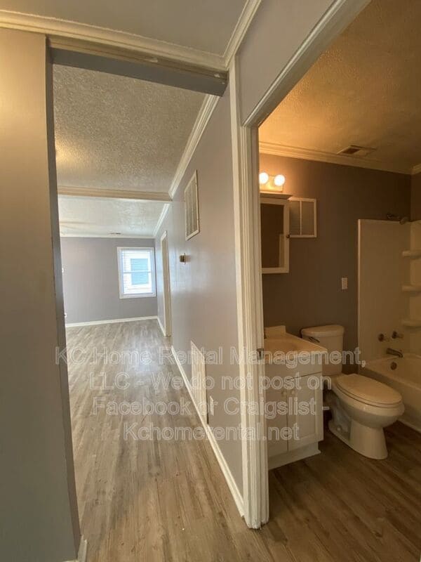 Building Photo - 704 NE 45th Terrace