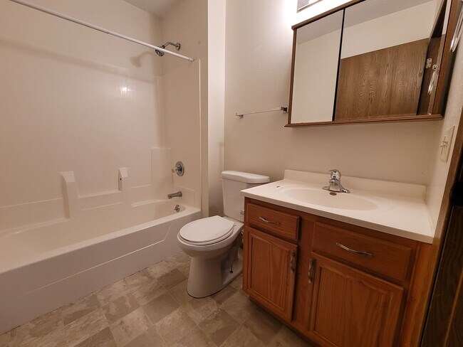 Building Photo - Great Marion Location. 2 bedroom 1 bath, h...