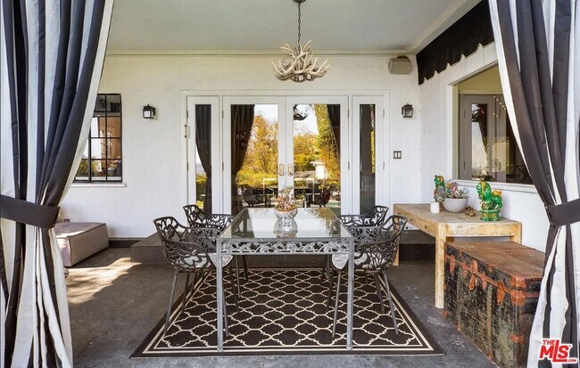 Building Photo - 1514 Sunset Plaza Dr