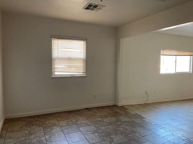 Building Photo - Large three bedroom apartment!