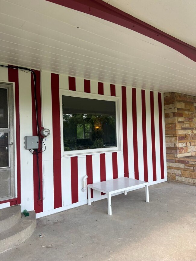 Building Photo - 4 bed/2 bath, half acre lot, 100 yards fro...