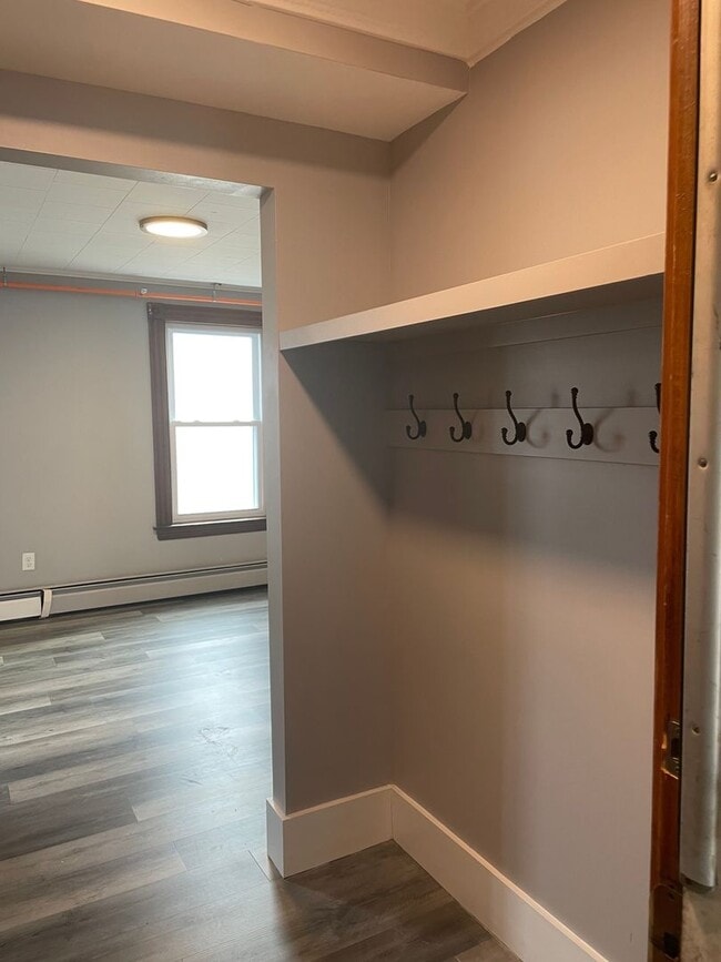 Building Photo - Updated 1 Bedroom, Available Aug 1!