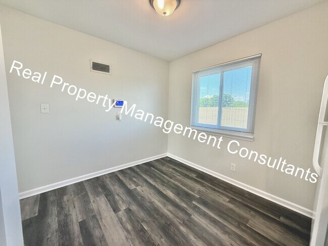 Building Photo - 3 Bedroom 2 Bath Overland Park Duplex Now Available!