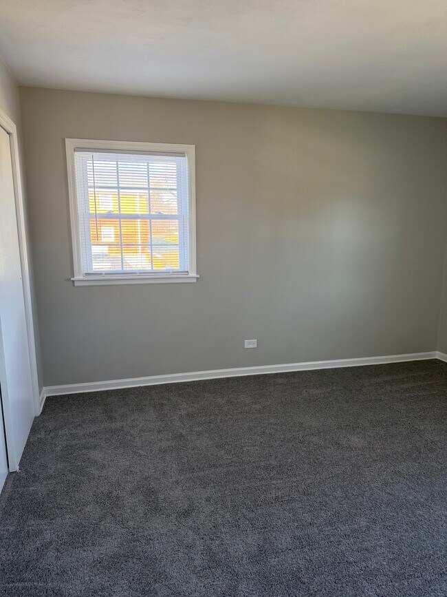 Building Photo - Colonial Gardens