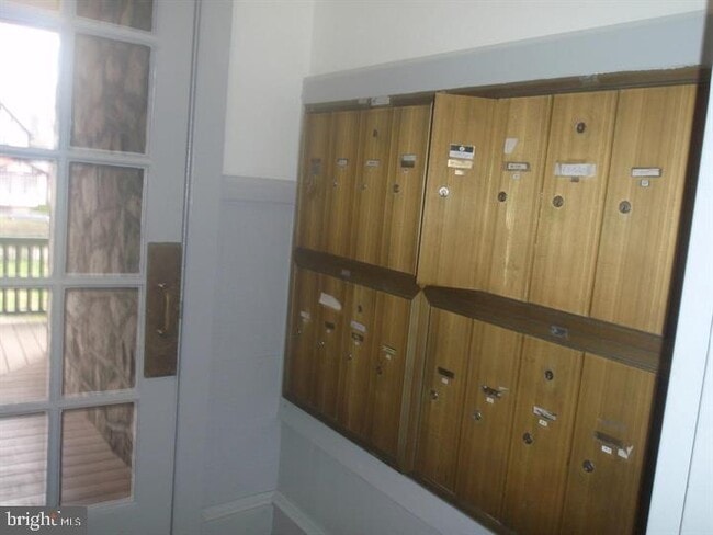 Building Photo - 192 N Lansdowne Ave