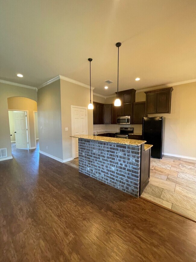 Building Photo - Gorgeous 3-bed/1-bath with garage!