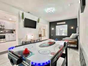 Building Photo - 1213 Corbett Ln