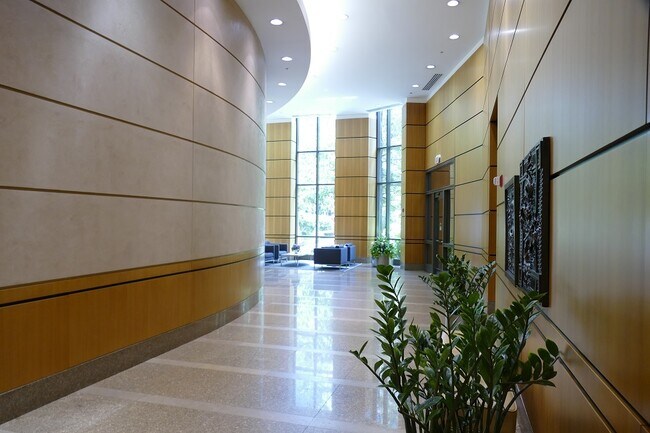 Building Photo - 400 N La Salle Dr