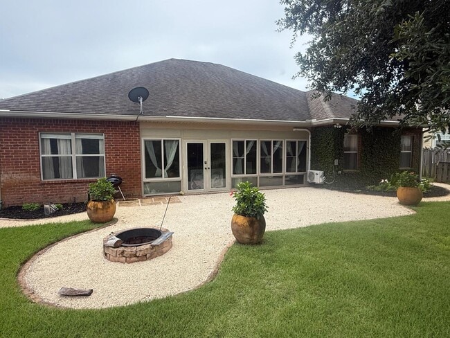 Building Photo - 305 Mango Ln