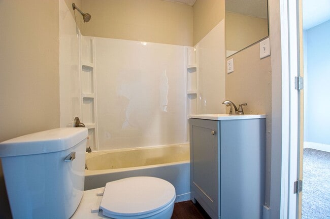 Building Photo - Spacious and CLEAN 2 Bedroom / 1 Bath Home...