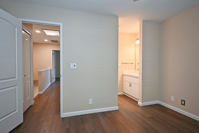 Building Photo - $3190 -- Beautifully Remodeled Townhome in...
