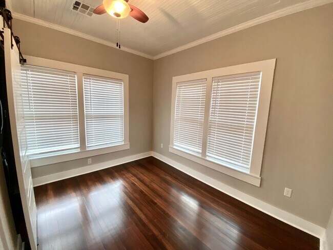 Building Photo - Swan Lake Luxury Bungalow