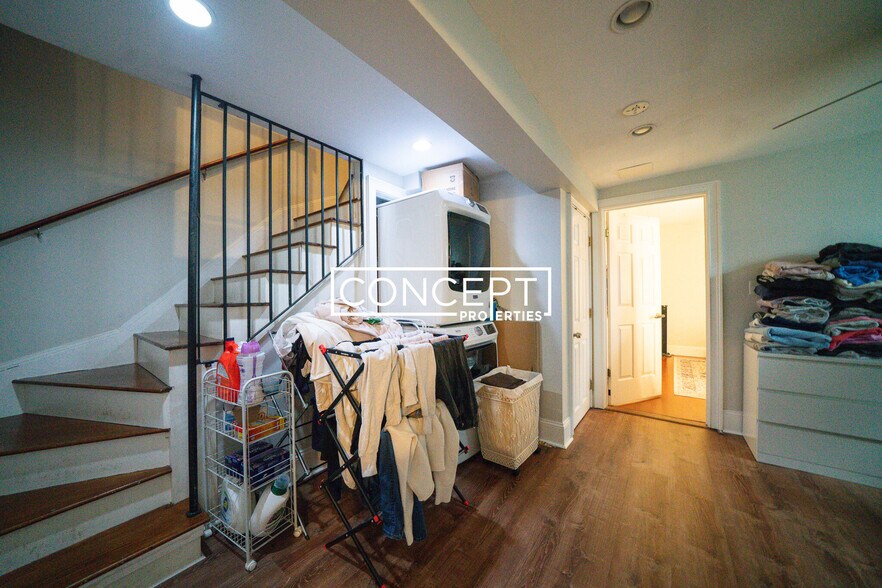 Building Photo - 717 Parker St