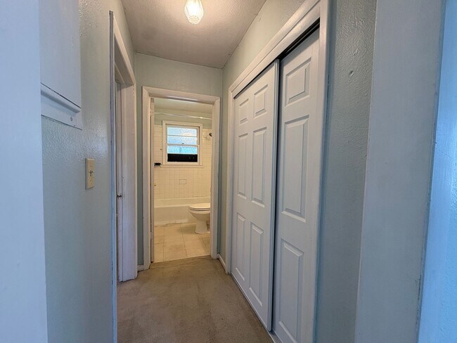 Building Photo - 2 Bedroom, 1 Bathroom House in High Point!