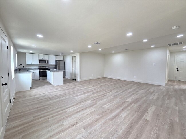 Building Photo - 4607 Englewood St