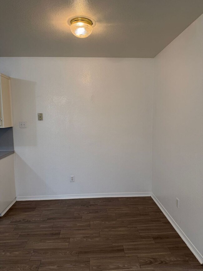 Building Photo - 802 Hackberry St