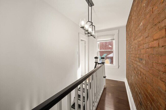 Building Photo - 516 E 12th St