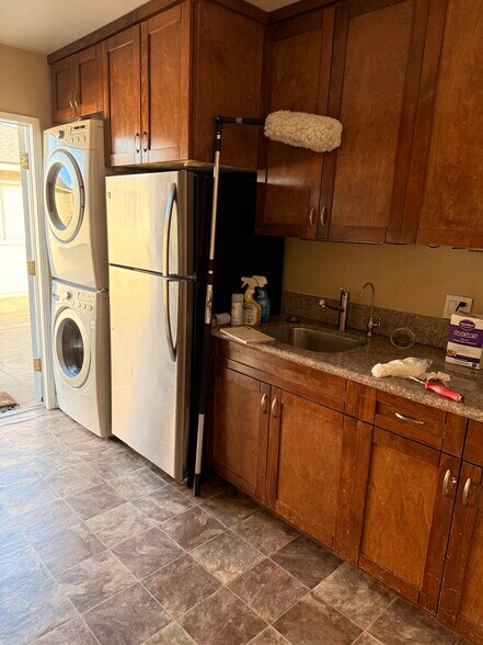 Building Photo - 8436 Lilienthal Ave