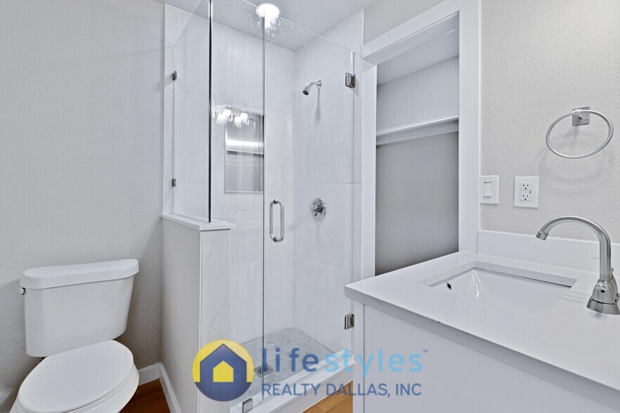 Building Photo - 717 Bonham St