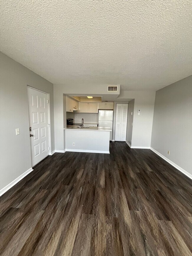 Building Photo - One Bedroom One Bathroom! WATERFRONT COMMUNITY!