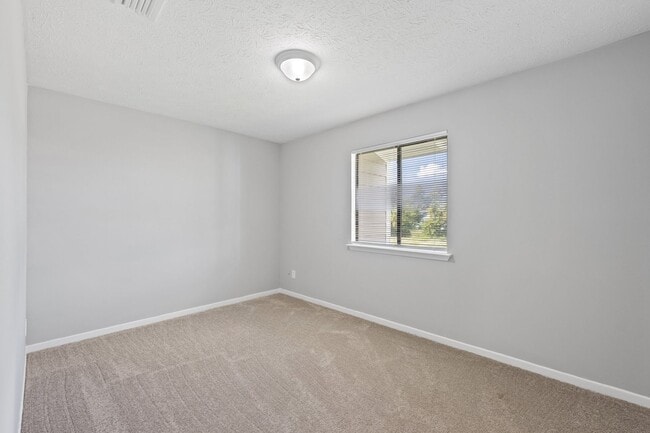 Building Photo - 2 Bedroom 1.5 Bathroom