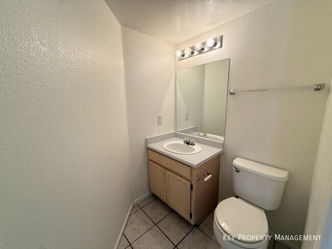 Building Photo - 2840 Lone Cliff Dr