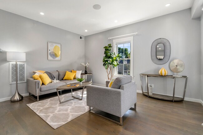 Building Photo - 18 Armandine St