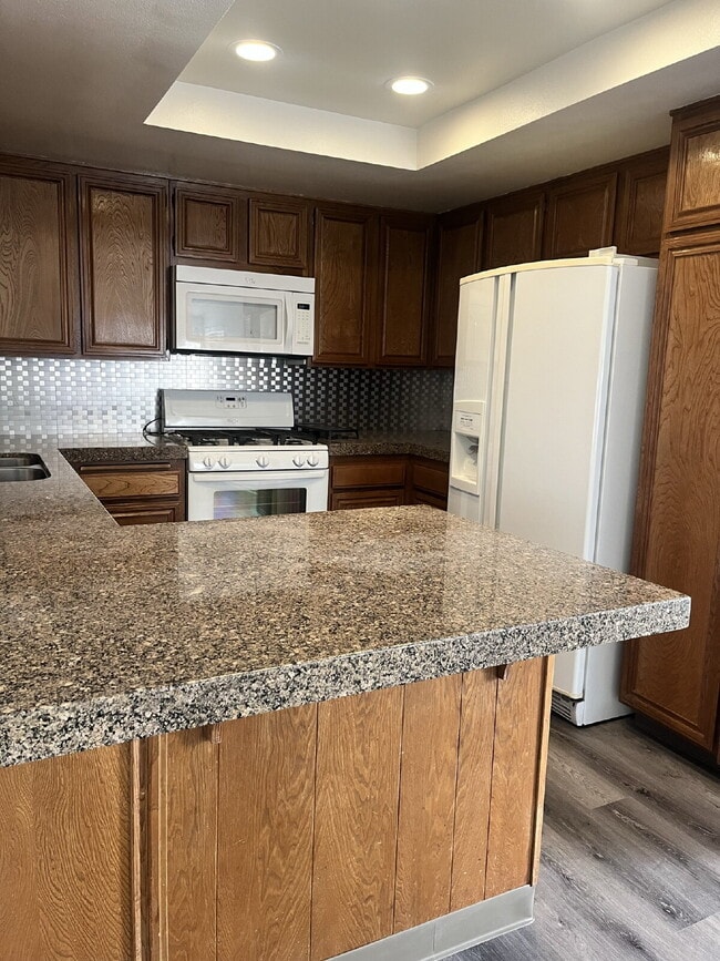 Building Photo - 480 Las Palomas Dr