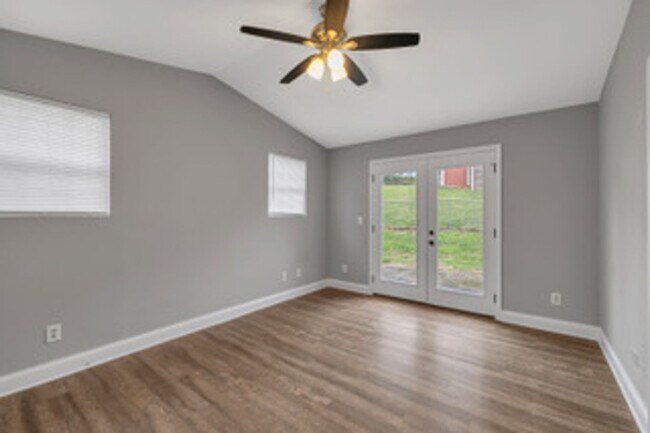 Building Photo - Knoxville 37912 - 3 bedroom 2 bath - call Kathy Leveille 865-556-0370