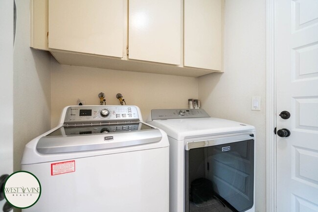 Building Photo - Chic 4 Bedroom, 2.5 Bath Single-Story Home