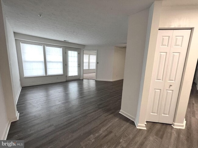 Building Photo - Beautiful 3 bedroom, 2 full bath condomini...