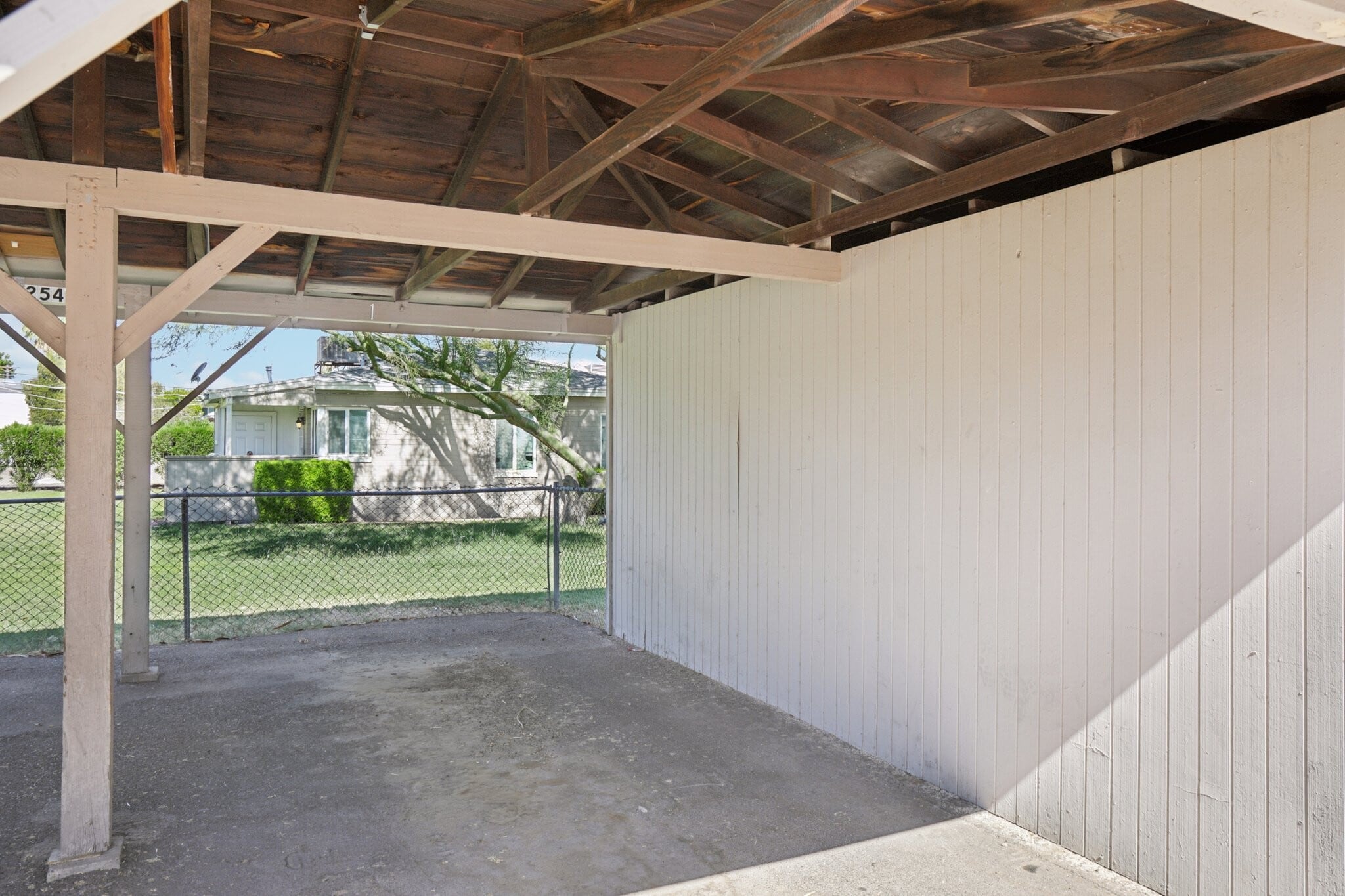 Building Photo - 2545 E Clarendon Ave